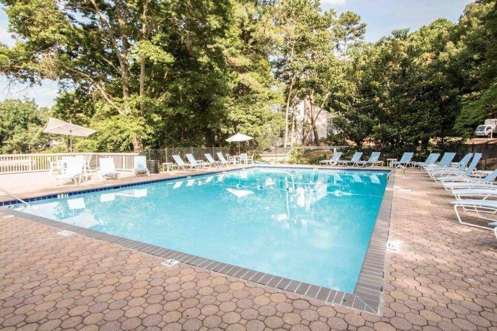Townhome Near Lake + Walk To Braves Apartment Atlanta
